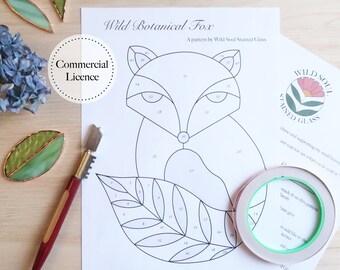 Peut inclure: Un dessin au trait noir et blanc d'un renard avec une feuille sur fond blanc. Le dessin est intitulé "Wild Botanical Fox" et comprend des numéros pour chaque pièce du motif. Le texte "This pattern may not be distributed or sold in any way" est en bas de la page.