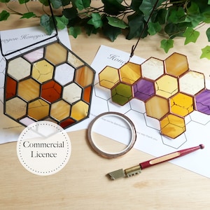 Lot de 2 vitraux hexagonaux nid d&#39;abeille motif abeille, motifs de vitraux, téléchargement numérique, vitrail bricolage, décoration de vitrail