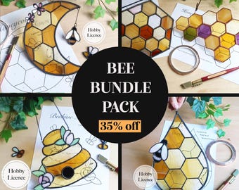 Puede incluir: Una colección de decoraciones de vidrieras con temática de abejas, que incluyen una luna creciente, un panal y formas de gota. La imagen presenta el texto "BEE BUNDLE PACK 35% off" y "Hobby Licence".