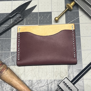 Cartera de dos bolsillos de piel Crazy Horse en tonos tostados y burdeos