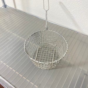 Trådkorg med vridet handtag