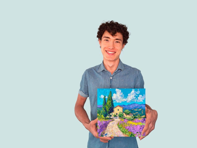 以下が含まれることがあります： 人が、家、木、ラベンダーの花が描かれた風景画を持っています。絵は明るくカラフルなスタイルです。