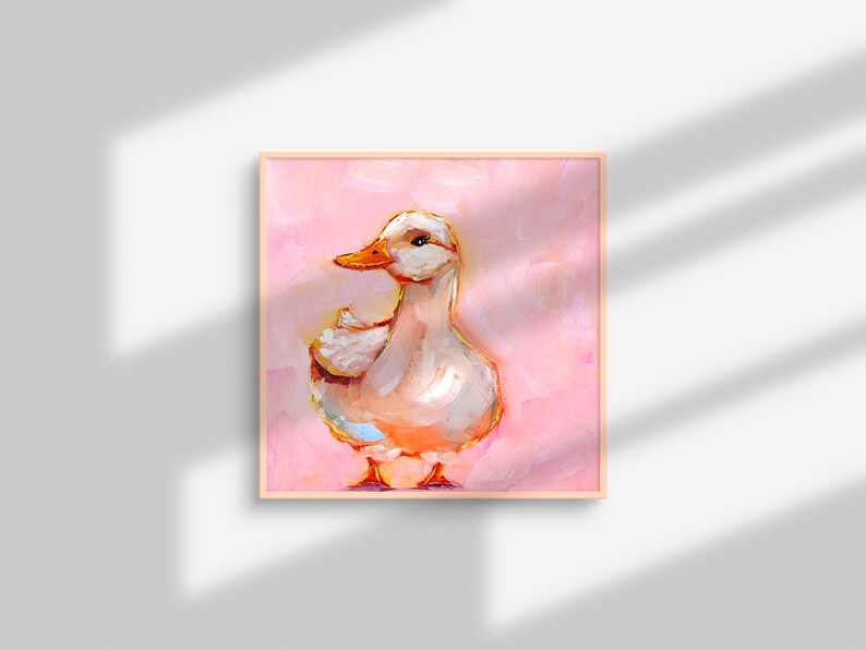 Op de afbeelding: Een schilderij van een witte eend met een gele snavel die op een roze achtergrond staat.