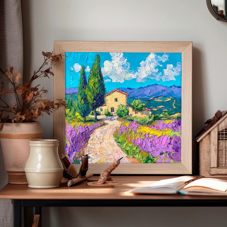 以下が含まれることがあります： 紫色の花畑の中に、青い屋根の黄色い家が建っている絵画。家は木々に囲まれ、背景には山々が見える。空は白雲のある青い空です。