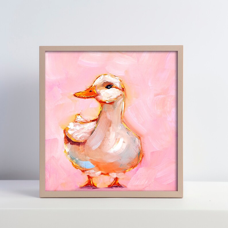 Op de afbeelding: Een schilderij van een witte eend met een oranje snavel die op een roze achtergrond staat.
