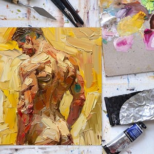 Puede incluir: Una pintura de una figura masculina desnuda en una paleta de colores amarillos y marrones. La figura est&aacute; de espaldas al espectador, con la espalda y los hombros visibles. La pintura est&aacute; realizada en un estilo grueso e impasto, con pinceladas visibles.