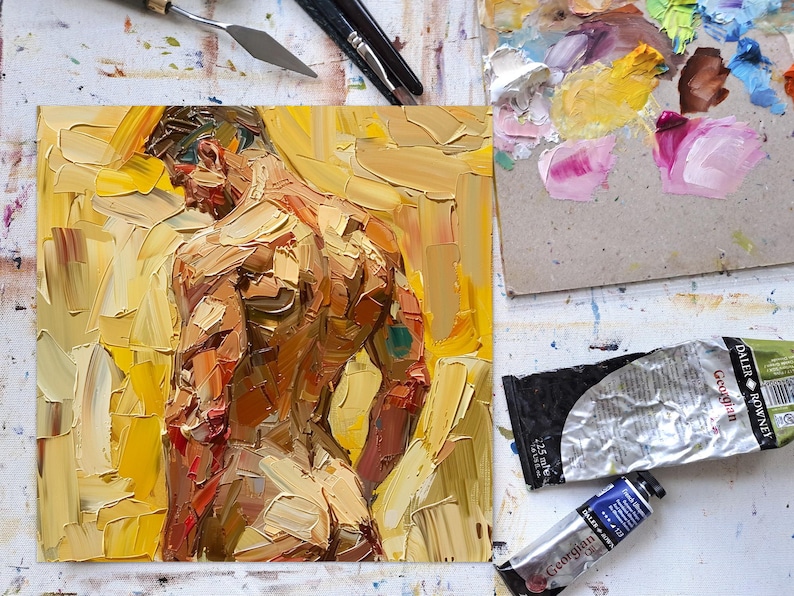 Puede incluir: Una pintura de una figura masculina desnuda en una paleta de colores amarillos y marrones. La figura est&aacute; de espaldas al espectador, con la espalda y los hombros visibles. La pintura est&aacute; realizada en un estilo grueso e impasto, con pinceladas visibles.
