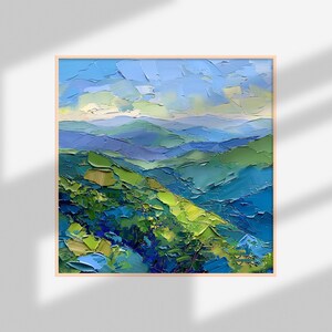 Op de afbeelding: Een schilderij van een landschap met blauwe en groene bergen op de achtergrond en een helderblauwe lucht met witte wolken. Het schilderij is gemaakt in een dikke, impasto-stijl.