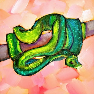 Op de afbeelding: Een groene slang met gele markeringen is om een tak gewikkeld. De slang is geschilderd in een realistische stijl met zichtbare schubben. De achtergrond is zacht roze met abstracte penseelstreken.