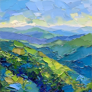 Op de afbeelding: Een schilderij van een bergketen met een blauwe lucht en witte wolken. De bergen zijn geschilderd in tinten groen, blauw en paars. Het schilderij heeft een textuur, impasto-stijl.