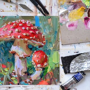 K&ouml;nnte beinhalten: Eine Nahaufnahme eines roten und wei&szlig;en Pilzes mit wei&szlig;en Punkten, umgeben von gr&uuml;nem Laub. Das Gem&auml;lde ist in einem dicken Impasto-Stil ausgef&uuml;hrt, mit sichtbaren Pinselstrichen.