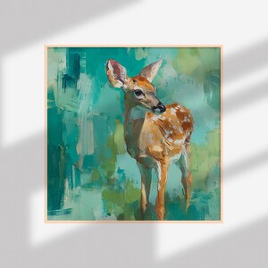 Puede incluir: Pintura enmarcada de un ciervo con pelaje marr&oacute;n claro y manchas blancas. El ciervo se encuentra frente a un fondo de pinceladas turquesas y verdes. La obra de arte se exhibe en una pared blanca con una sombra.