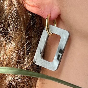 Boucles d'oreilles faites main en plastique recyclé | Forme rectangulaire | Minimal, coloré et durable | Créoles en argent sterling et or de qualité médicale