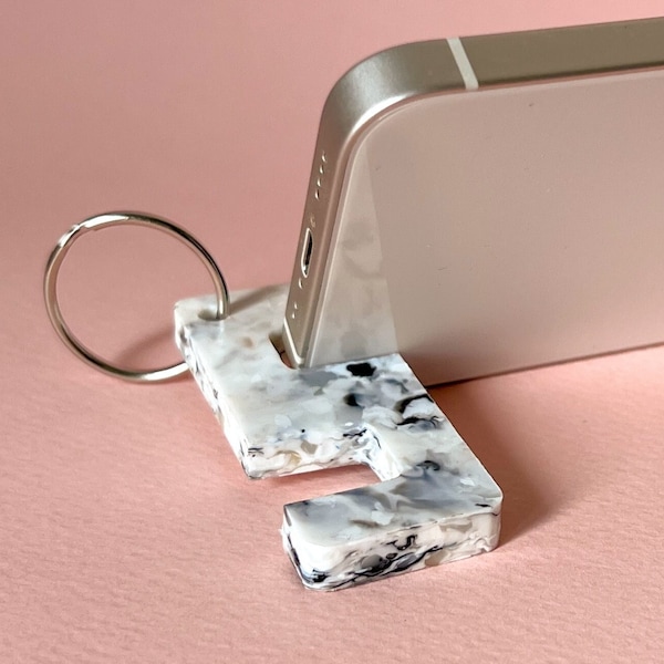 Eco Phone Stand Schlüsselanhänger | Umweltfreundlicher Schlüsselanhänger aus recyceltem Kunststoff | Passend für Smartphone mit Phone Case | Handgefertigt und Nachhaltig