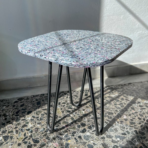 Comodino personalizzato fatto a mano in plastica riciclata / Comodino quadrato in marmo in stile terrazzo / Piano caffè estetico e sostenibile