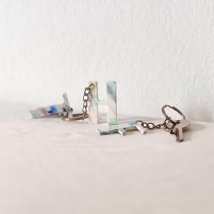 Dije personalizado para bolso con letra / Llavero o abalorio ecológico de plástico reciclado / Hecho a mano con materiales sostenibles / Elige tu nombre
