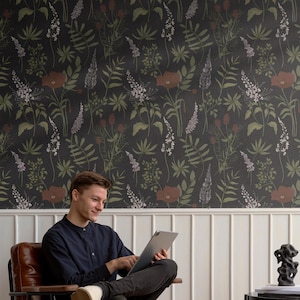 Stimmungsvolle botanische Tapete | Schwarz Blumen Badezimmer Schlafzimmer | Abnehmbar, Peel and Stick, Prepasted | Dunkel Maximalist Whimsigoth Wildblume