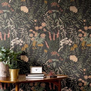 Papel tapiz botánico oscuro / Dormitorio con flores silvestres de pradera / Despegar y pegar, preencolado / Academia Maximalista oscura vintage negra terrosa