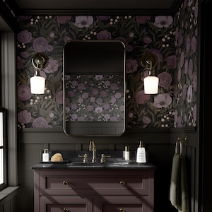 Dunkellila botanische Tapete | Stimmungsvolle Pfingstrose Wildblumen Schlafzimmer | Vorgeklebte Cottagegoth Floral Maximalist Wallpaper schälen und aufkleben