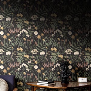 Carta da parati botanica Moody Black / Camera da letto e bagno con fiori di campo vintage / Bastoncino staccabile e preincollato / Massimalista floreale Dark Academia