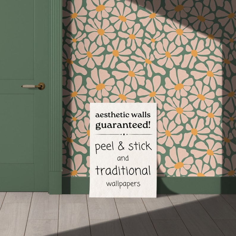 K&ouml;nnte beinhalten: Ein wei&szlig;es Schild mit schwarzem Text, auf dem "aesthetic walls guaranteed! ... peel & stick and traditional wallpapers" steht, vor einem Hintergrund einer gr&uuml;nen Wand mit einem rosa-orangenen Blumenmuster.
