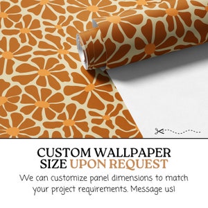Może przedstawiać: Rolkę tapety z powtarzającym się wzorem pomarańczowych i kremowych kwiat&oacute;w. Tekst "CUSTOM WALLPAPER SIZE UPON REQUEST" jest wydrukowany pod obrazem. Tekst "We can customize panel dimensions to match your project requirements. Message us!" jest wydrukowany pod tekstem.