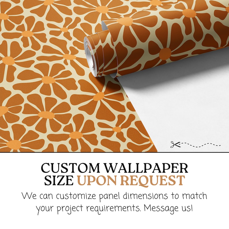 Może przedstawiać: Rolkę tapety z powtarzającym się wzorem pomarańczowych i kremowych kwiat&oacute;w. Tekst "CUSTOM WALLPAPER SIZE UPON REQUEST" jest wydrukowany pod obrazem. Tekst "We can customize panel dimensions to match your project requirements. Message us!" jest wydrukowany pod tekstem.