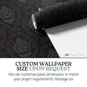 Puede incluir: Un rollo de papel tapiz negro con un patr&oacute;n repetitivo de dise&ntilde;os florales en verde azulado y burdeos. El texto "CUSTOM WALLPAPER SIZE UPON REQUEST" se muestra debajo de la imagen. Podemos personalizar las dimensiones del panel para que coincidan con los requisitos de su proyecto. &iexcl;Cont&aacute;ctenos!