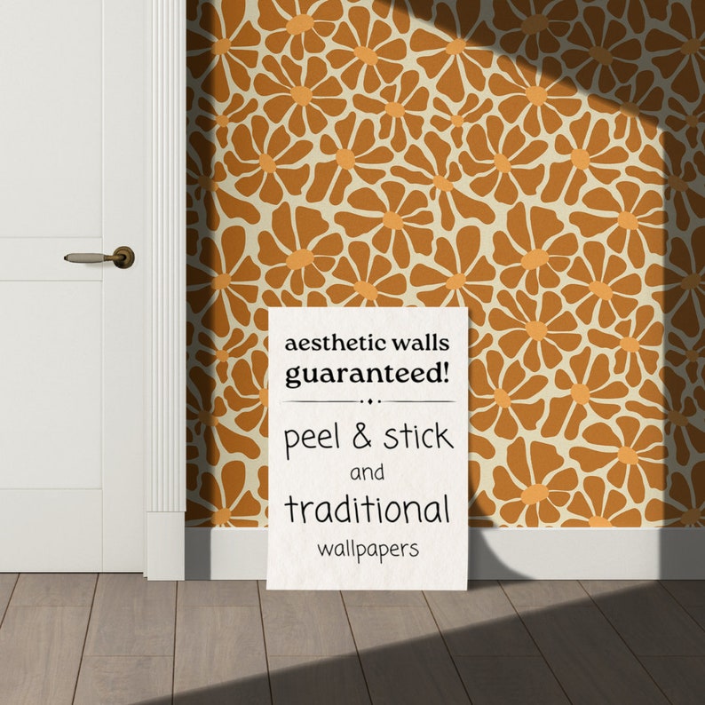 Może przedstawiać: Biały znak z czarnym tekstem, kt&oacute;ry brzmi "aesthetic walls guaranteed! ... peel & stick and traditional wallpapers" na tle brązowo-pomarańczowej tapety z kwiatowym wzorem.