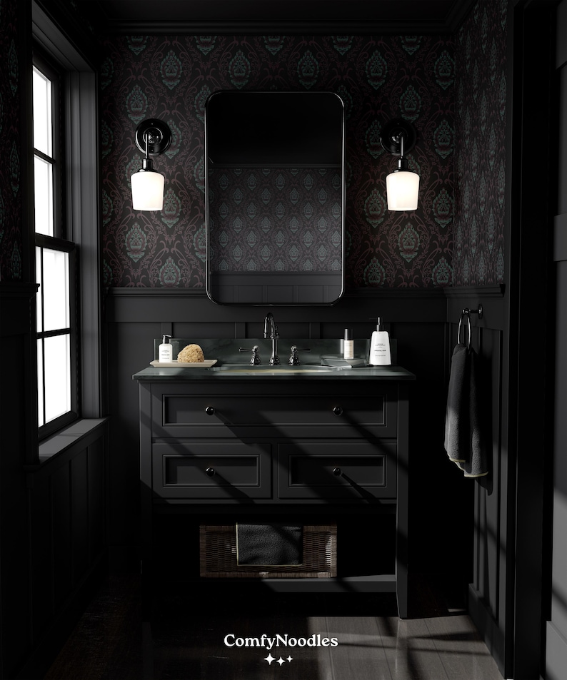 Puede incluir: Un tocador de ba&ntilde;o negro con un lavabo de porcelana blanca y un espejo encima. Las paredes est&aacute;n cubiertas con un papel tapiz de patr&oacute;n oscuro. El tocador tiene tres cajones y un estante debajo. Hay una toalla colgada en un estante a la derecha del lavabo.