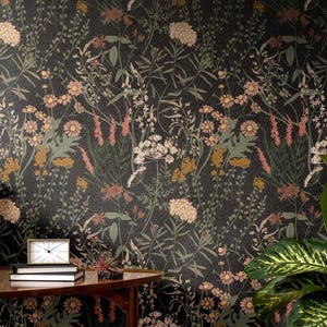 Donker botanisch behang | Meadow Wildflower Slaapkamer Badkamer | Schil en plak, voorgepast | Aardachtig zwart vintage donker Academia Maximalist