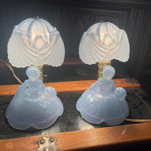 1940&#39;s LE Smith Southern Belle Light Blue Glass Bedside Table Lamps ~ Set of 2 ~ Working Like New!