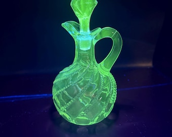 Antique EAPG Beaded Swirl & Lens Glass Cruet w/ Stopper c.1890s – UV Reactive Manganese Glow 365nm