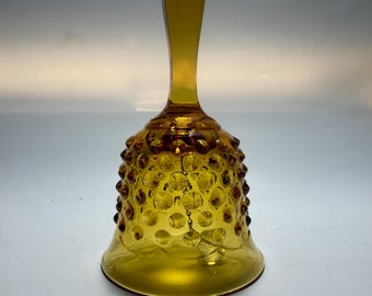 Campana vintage Fenton Art Glass in vetro ambrato stile coloniale con decorazione a rilievo, diametro 5 pollici / circa 1972-1977