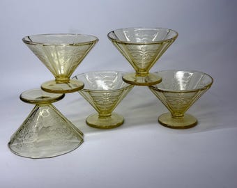 Juego de 5 platos para sorbete de vidrio ámbar/amarillo Federal Glass “Madrid”, de la época de la Gran Depresión, c. 1932-1939.
