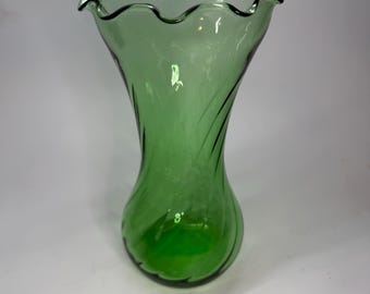 Vaso in vetro ottico verde vintage a spirale da 8 pollici / Vetro da studio soffiato a mano / Moderno di metà secolo / Bordo scanalato