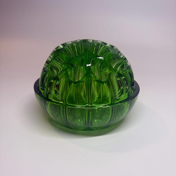 Szklana żaba w kolorze zielonym w stylu vintage – 19 otworów, świeci w paśmie UV 365 nm – wytłoczona Czechosłowacja