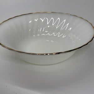 Puede incluir: Bol blanco para servir con borde dorado y borde festoneado. El cuenco tiene un diseño interior acanalado. Este elegante cuenco es adecuado para servir ensaladas, pasta u otros platos. Una pieza clásica para cualquier mesa.