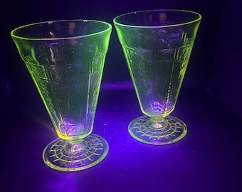 Copas con pie de cristal Anchor Hocking Princess Topaz Yellow Depression Glass (Juego de 2) – c. 1931–1935 – Torio reactivo a la luz ultravioleta