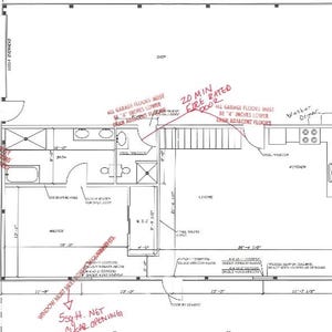 Puede incluir: Boceto de plano arquitect&oacute;nico con dimensiones y etiquetas. Incluye un dormitorio principal, ba&ntilde;o, cocina y sala de estar. Notas manuscritas indican requisitos para pisos de garaje y aberturas de ventanas.