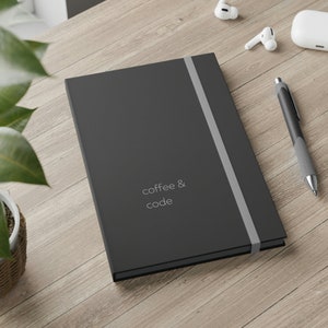 Carnet de notes à couverture rigide avec café et code - Indispensable pour les développeurs et les techniciens - Cadeau unique et mémorable
