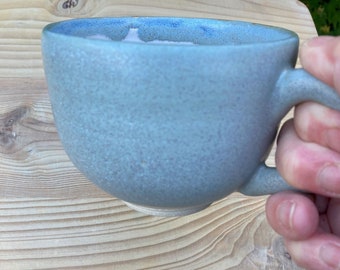 Taza de café de cerámica en color azul grisáceo salvia, hecha a torno de alfarero.