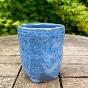 Copo de cerâmica azul, xícara de café expresso, cerâmica artesanal.