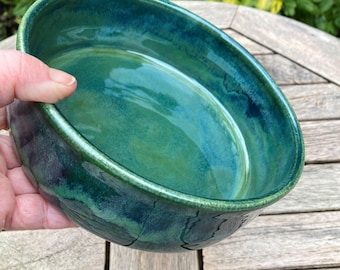 Tigela artesanal de cerâmica para cães e gatos, verde floresta tropical, feita em torno de oleiro.