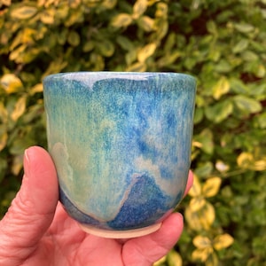 Pequeño vaso de cerámica hecho a mano: Taza de café de cerámica azul y verde cascada