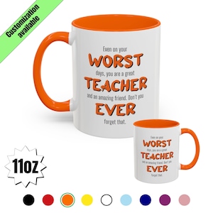Op de afbeelding: Witte keramische mok met een oranje binnenkant en handvat. De mok heeft de tekst "Even on your WORST days, you are a great TEACHER and an amazing friend. Don't you EVER forget that." Een kleinere versie van de mok is ook zichtbaar.