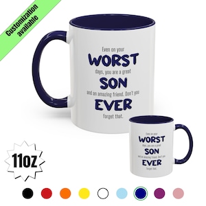 Puede incluir: Taza de cerámica blanca con interior y asa azul marino. La taza presenta el texto "Even on your WORST days, you are a great SON and an amazing friend. Don't you EVER forget that." También se muestra una versión más pequeña.