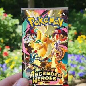 以下が含まれることがあります： 鮮やかなデザインのポケモンTCGブースターパック。ポケモンロゴと様々なキャラクターが描かれています。「Mega Evolution Ascended Heroes」と書かれており、追加のゲームカードが10枚入っています。背景には庭が写っています。