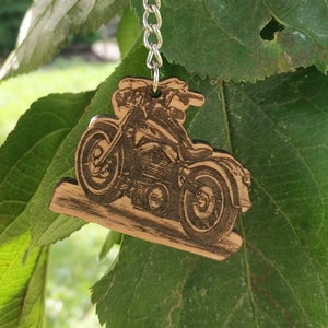 Porte clé moto personnalisé médaille acier gravée et breloque bois