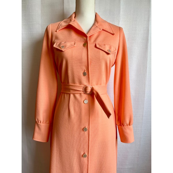 Vintage 70er Jahre Peach Maxi Kleid, Charlotta of California von Glazier | Button Up, Kragen, Gürtel, Langarm Maxi